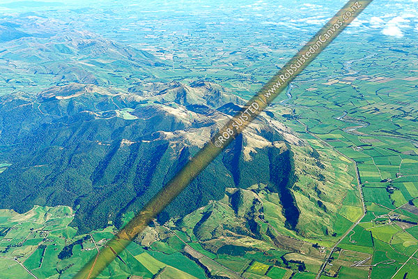 Photo of Croydon Bush, Hokonui Hills, Waterfall Range and Dolamore Park, aerial view showing geological Southland Syncline, folded limestone layers, Croydon, Gore, Southland Region, New Zealand (NZ)